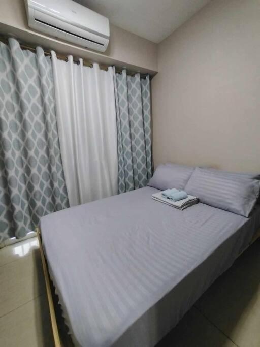 Near MOA at SHORE RESIDENCES 1BR with balcony -unlimited WIFI