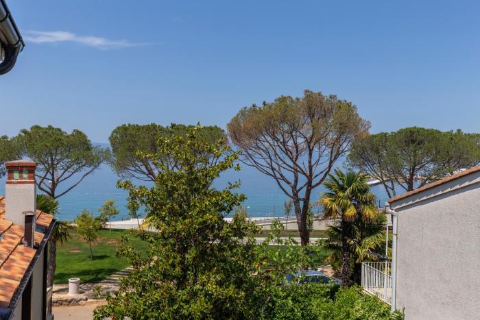 Apartments White and Green