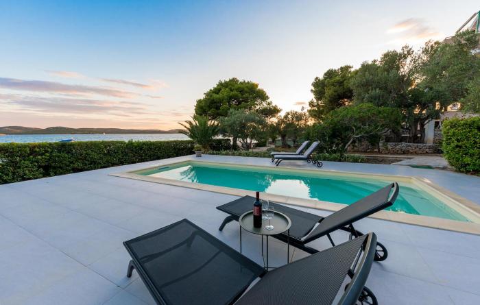 Amazing Apartment In Pirovac