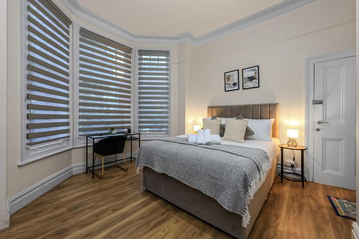 Cozy Sunlit Studio with Kitchenette