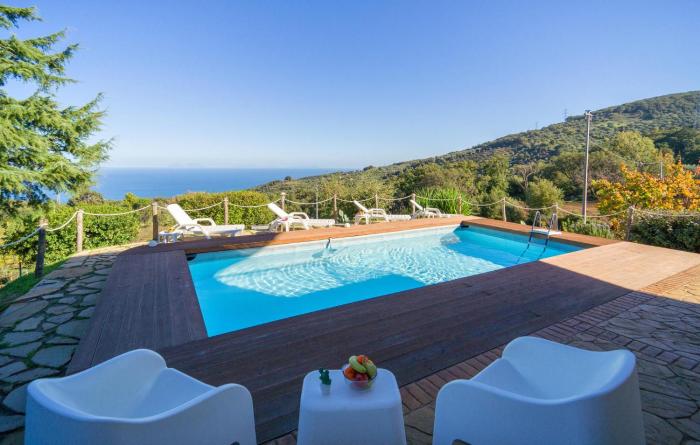 4 Bedroom Awesome Home In Caronia