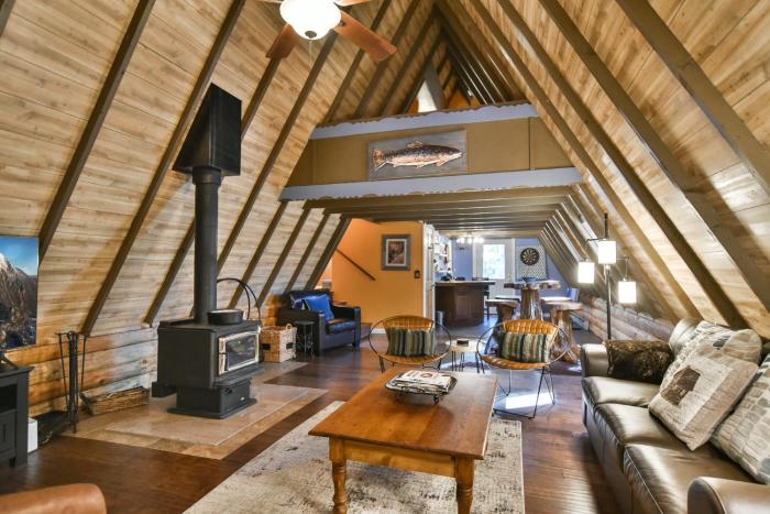 Spruce Creek Lodge: Classic A-Frame Mountain Retreat