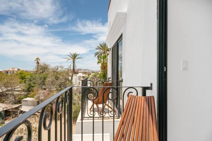 Pineda Suite # 301 with Great Location, Rooftop, Private Parking and Housekeping