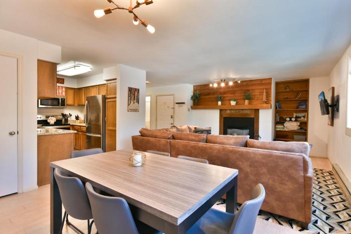 Ski Hill Bluebird Condo: Downtown Breck, Walk To Gondola