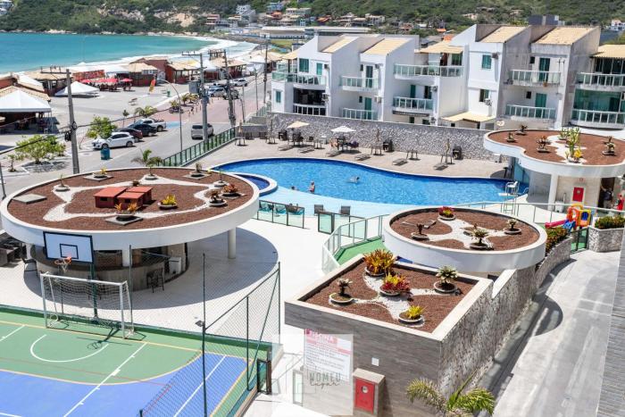 Condomínio Club a 50m PRAIA dos Anjos - Unidades com 2 QUARTOS, PISCINA, estacionamento e portaria 24h - Área de lazer 3000m, wi-fi 800MB, churrasqueira e cozinha completa