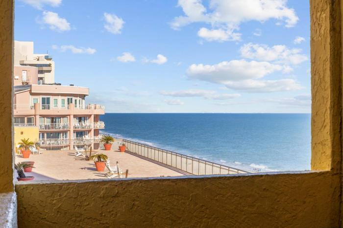 Stylish 1-Bedroom Condo with King Bed Perfect for Off-Season Getaways