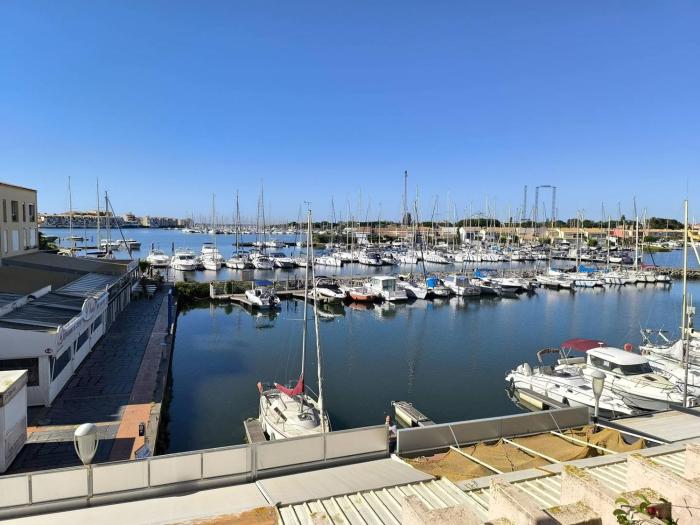 023 Deux pièces avec parking, centre port