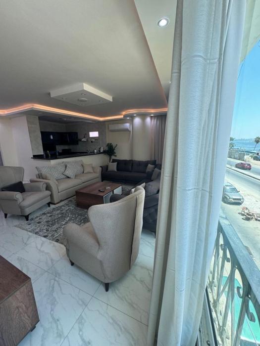 شقة بالمعادي مؤثثة جديدة