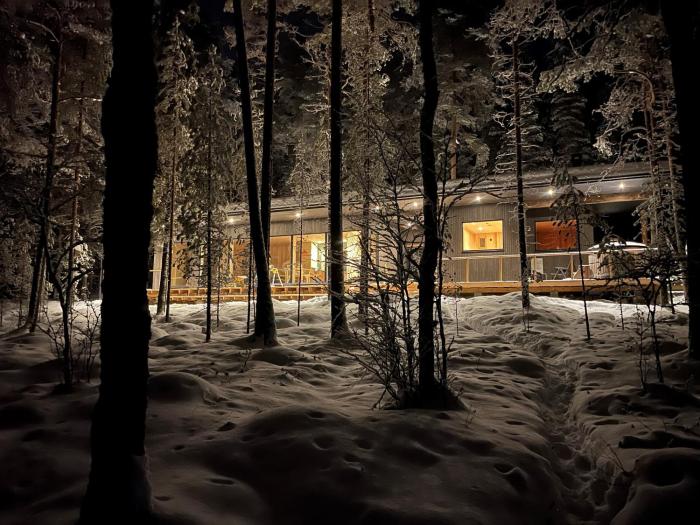 A unique lakeside cottage