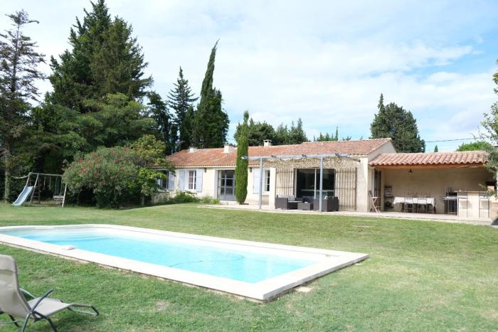 modern house with pool, near baux de provence and golfs in mouries 8 sleeps