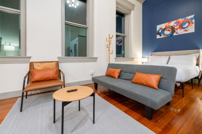 Bright and Modern Studio in Louisville # 403
