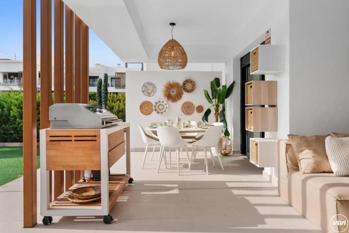 ViVi Homes - Sublime Close to the beach, Garden, Pool & Hot Tub