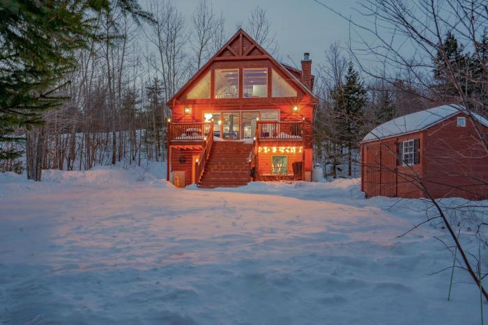 35 Hideaway - Mtn Views, Hot Tub, Game Room, Dogs Ok, 12 Mins to Sunday River