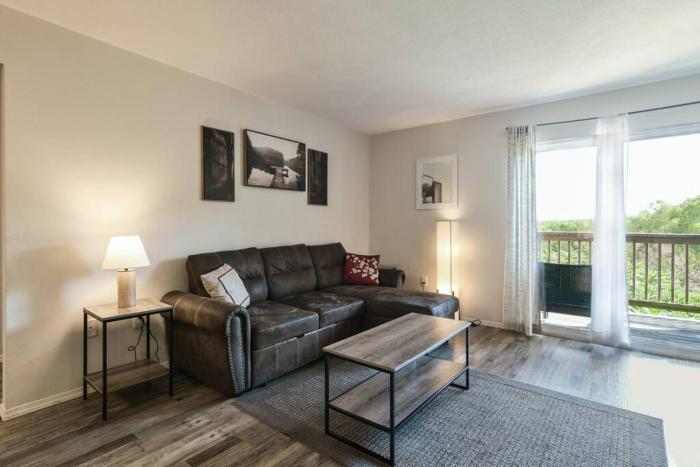 Vineyard Escape near The Strip and SDC!