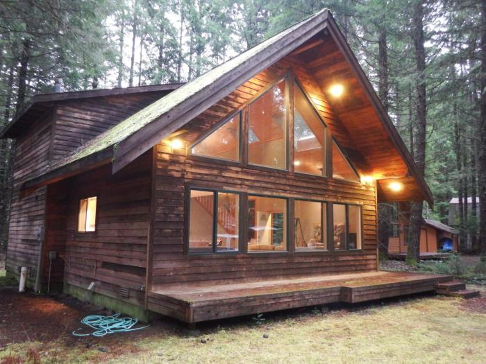 Chalet-style cabin near Mt. Rainier and Crystal