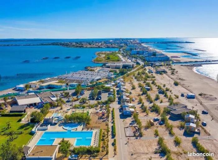 Mobile-home les pieds dans leau