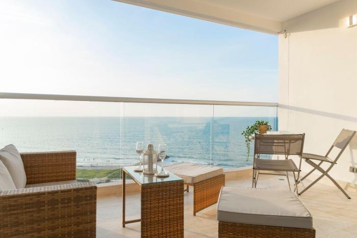 Oceanfront studio + sunset views CB1403