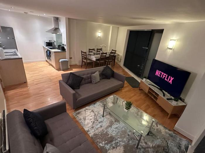Modern 2-Bedroom Apartment in Sheffield City Centre with Balcony, 2 Bathrooms & 4K Smart TV - Sleeps 6