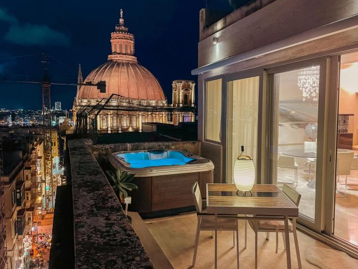 Penthouse with Jacuzzi & Panoramic Views - Heart of Valletta