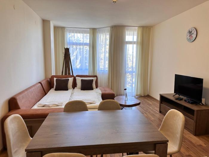 Apartment for 6 in Flora main building - prime location!