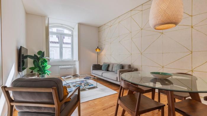 Downtown Sleek Apartment by LovelyStay