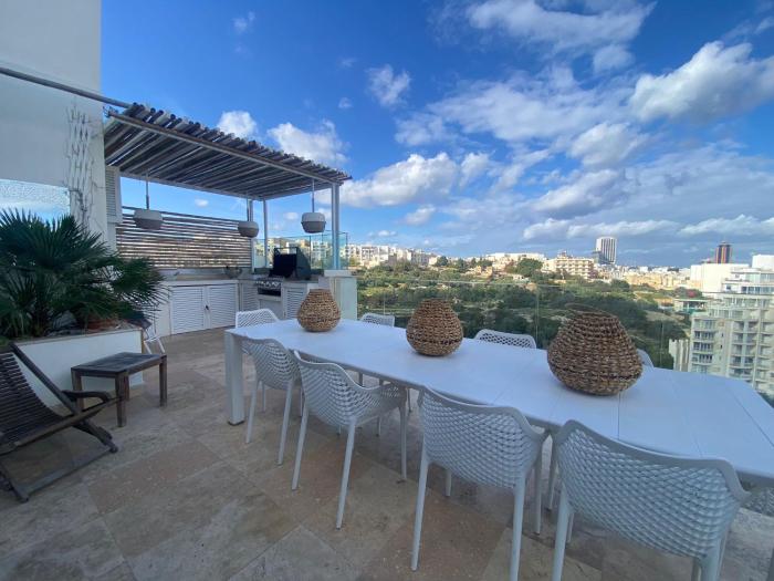 St Julians Luxurious Penthouse with POOL Enjoying Distant SEAVIEWS