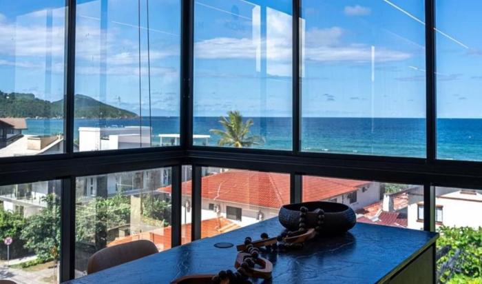 East Wind 201 - Apto 3 suítes à 30 metros da Praia de Mariscal!