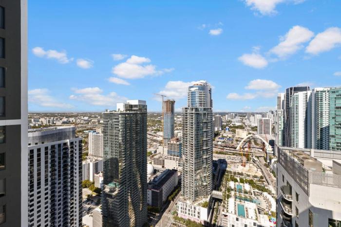 48Flr Condo w Free Parking