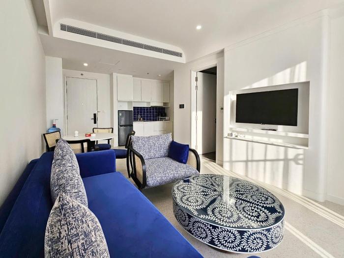 VARIA Luxury Apartment w Balcony & Oceanview Sunset Town