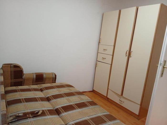 Zuta kuca na kraj sela