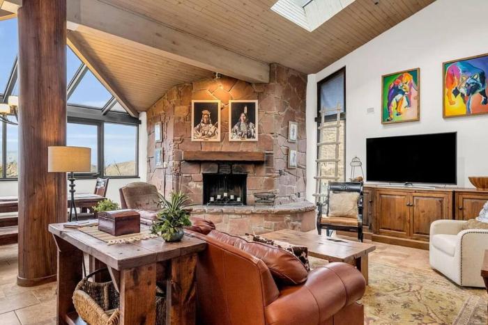 SilverKing Mountainside Penthouse Suite