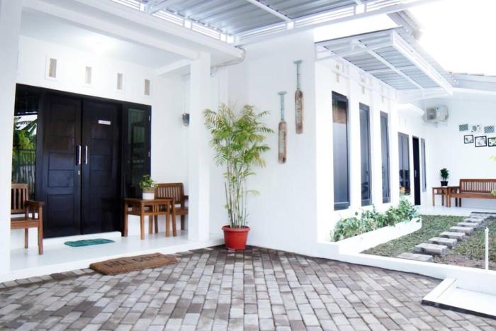 Almira Home Stay Banyuwangi Kota 3 Bedroom Syariah