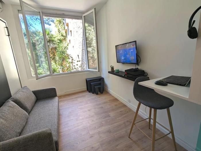 Au calme en ville, sans vis à vis et climatisé