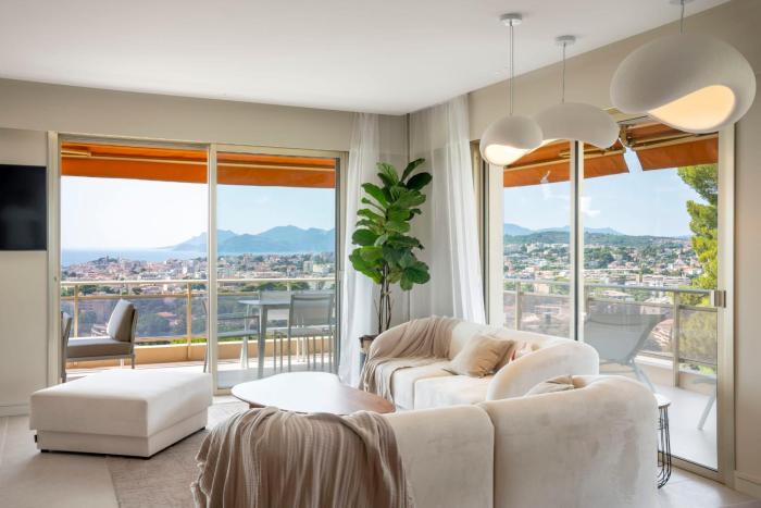 REF 1965 - Le Cannet - Sea view apartment for rent