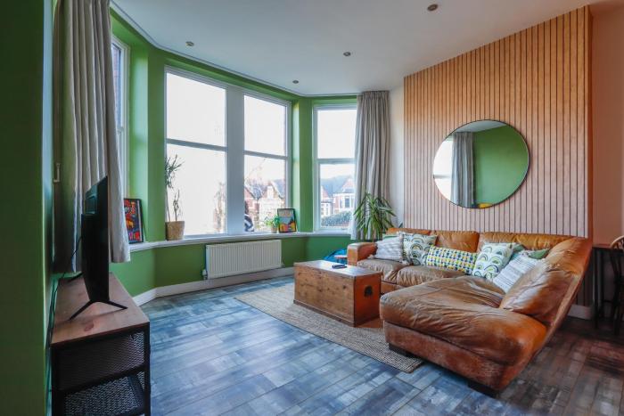 Leah Suite - Chique 2BR Apartment with Pool Table, Parking & WIFI