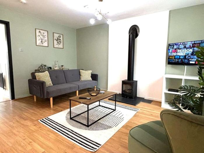 Shrewsbury 3BR Chic Retreat - Business Ready, Leisure Perfect by Parydise