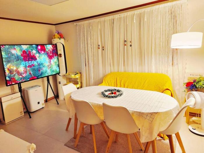 Seoul, 3 rooms, Gimpo Airport, free parking, 1 PM check-out, super close to the station, 10 people, warm accommodation, 4 beds, Hongdae, Jongno, Myeongdong