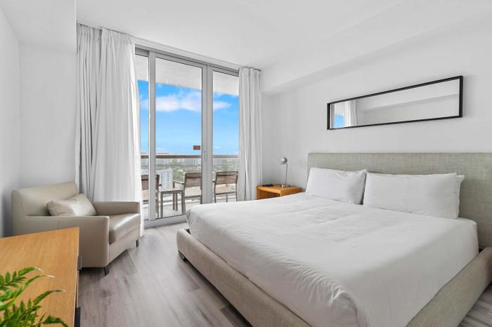 Deluxe Apartment with Balcony Gym & Pool