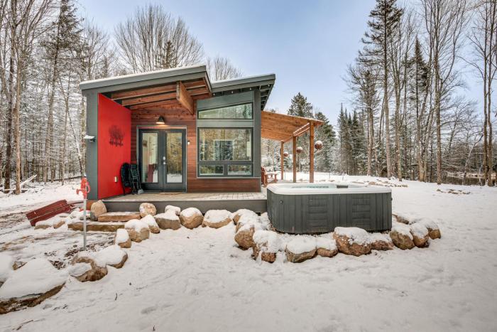 Private Hot Tub Waterfront Home along Eagle River