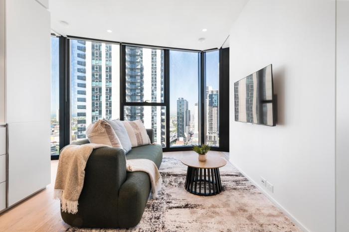 Stylish Southbank 2BR Apt with Bay Views, Pool and Gym