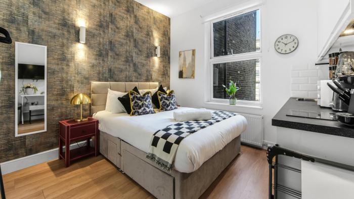 Charming Petite Studio in London with Kitchenette