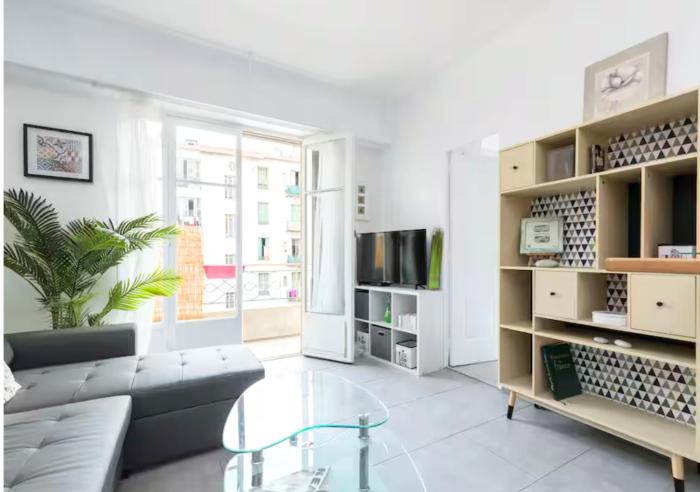 Beautiful & spacious 2 bed Apt near Nice Center