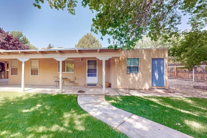 2 Bed 1 Bath with fully Stocked Kitchen