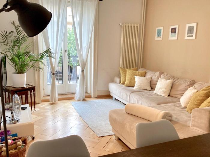 Central, Bright and Stylish 3 rooms Apartment