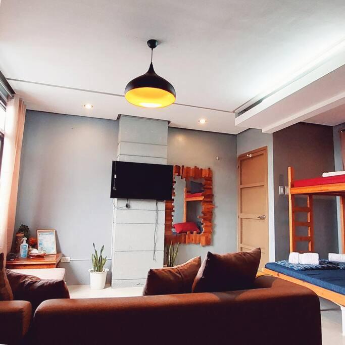 Bombshelter Homestay- Blueroom - Baguio City