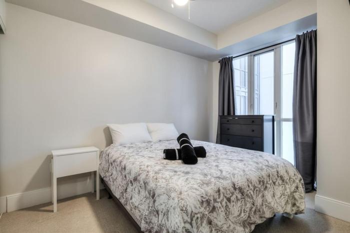 Cozy Condo with Balcony and Workspace in Downtown