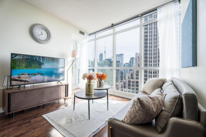 Chic 2BR and Den Condo with Lake and CN Tower Views and Parking