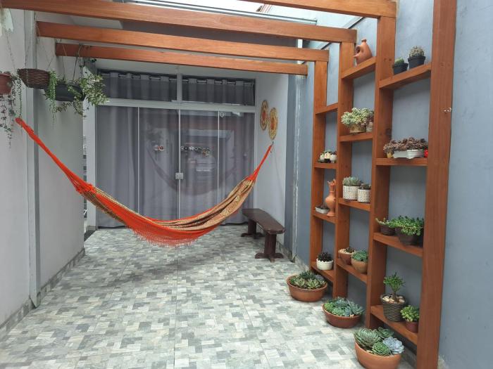 Kitnet com ar condicionado e banheiro externo