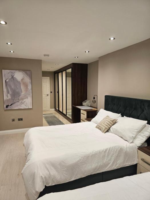 Spacious four bedroom four bathroom flat in West Kensington