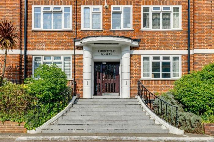 Stylish 1 bedroom flat close to fabulous transport links